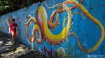 Warna-warni Mural Bertema Hewan Laut Hiasi Jalan Jembatan Tiga