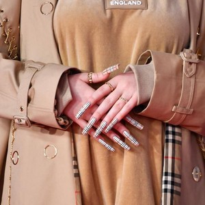 Krisis Corona, Pabrik Trench Coat Burberry Kini Produksi Baju Medis Krisis Corona, Pabrik Trench Coat Burberry Kini Produksi Baju Medis