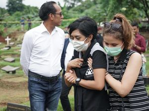 Karen Pooroe Masukkan Cokelat hingga Baju Baru ke Makam Anak