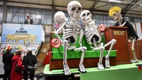 Selain akan menampilkan sejumlah patung raksasa para tokoh dunia, parade karnaval Jerman itu nantinya juga akan mengarak sebuah kendaraan karnaval yang menyoroti peristiwa Britain Exit (Brexit). AP Photo/Martin Meissner.