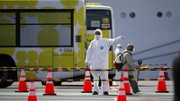 Satu per satu penumpang kapal pesiar Diamond Princess yang telah dinyatakan negatif virus corona mulai meninggalkan kapal pesiar tersebut. AP Photo/Jae C. Hong.