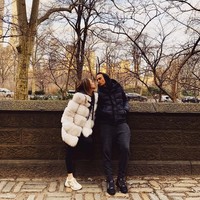 Sebelum mengembuskan napas terakhir, Selasa (18/2/2020), Ashraf Sinclair sempat menemani Bunga Citra Lestari ke New York City untuk menghadiri fashion show Michael Kors. Perjalanan yang akhirnya menjadi momen terakhir mereka berpergian ke luar negeri bersama itu diisi dengan sesi foto bersama. Keduanya kompak memakai puffed jacket ketika berpose di tengah cuaca dingini New York. (Foto: Instagram/@ashrafsinclair)