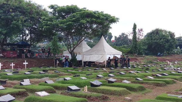 Pembongkaran makam anak Karen Pooroe berlangsung tertutup.