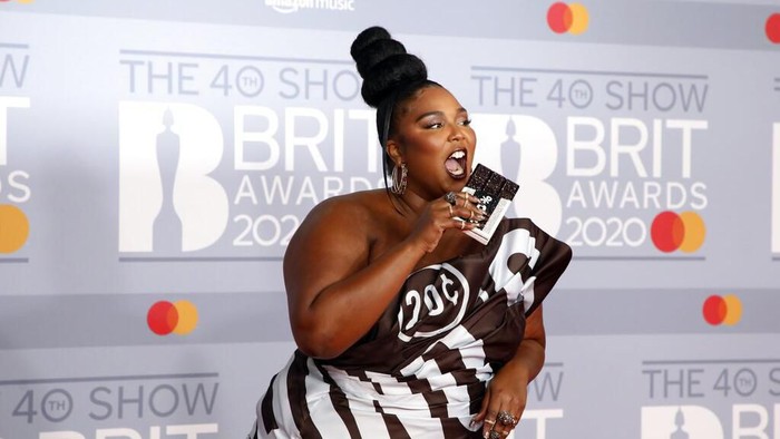 Lizzo di Brit Awards 2020 Lizzo poses for photographers upon arrival at Brit Awards 2020 in London, Tuesday, Feb. 18, 2020.(Photo by Vianney Le Caer/Invision/AP)