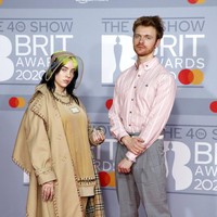 Billie Eilish menjadi salah satu penyanyi yang ikut meramaikan perhelatan Brit Awards 2020. Penghargaan yang dijuluki Grammy-nya Inggris itu digelar di O2 Arena, London, Selasa (18/2/2020). Perempuan 18 tahun itu hadir bersama kakaknya yang juga seorang musisi, Finneas OConnell. (Foto: Vianney Le Caer/Invision/AP)