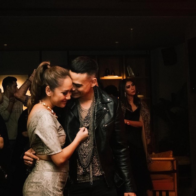 Ashraf mengeluarkan sisi edgy-nya dengan jaket bikers yang membungkus dalaman bermotif animal-print. Tampak BCL juga memakai busana bermotif kulit binatang. (Foto: Instagram/@ashrafsinclair)