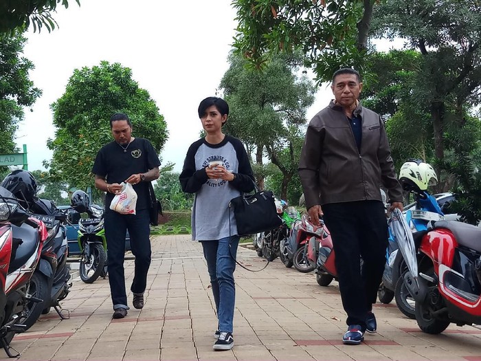 Karen Pooroe datang ke TPU Tanah Kusir (Farih Maulana Sidik/detikcom)