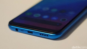 Realme C3 memiliki baterai 5.000mAh, ditingkatkan dari pendahulunya yang mengemas baterai 4.000mAh. Sayangnya ponsel ini masih menggunakan port micro USB. Foto: Adi Fida Rahman/detikINET