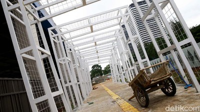 Menengok Pembangunan Trotoar di Stasiun Sudirman Baru