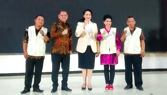 Kemensos Gelar Bimtek Pekerja Sosial Masyarakat BIMBINGAN TEKNIS PEKERJA SOSIAL MASYARAKAT
Ketua Umum Ikatan Pekerja Sosial Nasional, Dr. Giwo Rubianto Wiyogo (tengah) bersama pengurus mengepalkan tangan saat acara pembukaan Bimbingan Teknis Pekerja Sosial Masyarakat (PSM) di Gedung Aneka Bhakti Kemensos, Senin (17/02). Kegiatan ini umtuk menambah semangat pekerja sosial dan semangat relawan pekerja sosial serta dengan kesetiaan dan kesediaan hati untuk menjadi bagian komunitas PSM untuk saling mmbantu dan bergotong royong. FOTO : DWI PAMBUDO/RAKYAT MERDEKA
