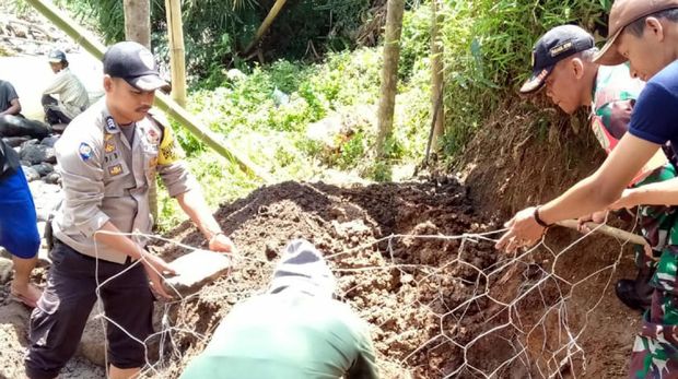 Bangun Jembatan-Bikin Pondok Mengaji, Polisi Sukabumi Diganjar Umrah