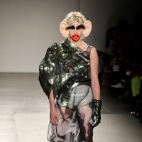 Salah satu mahasiswa mendukung aksi Amy yang menolak menggunakan aksesori tersebut. Salah satu siswa yang tidak diketahui namanya itu bahkan sudah melaporkan ke produser fashion show tersebut, namun ia malah diteriaki. Foto: dok. Getty Images