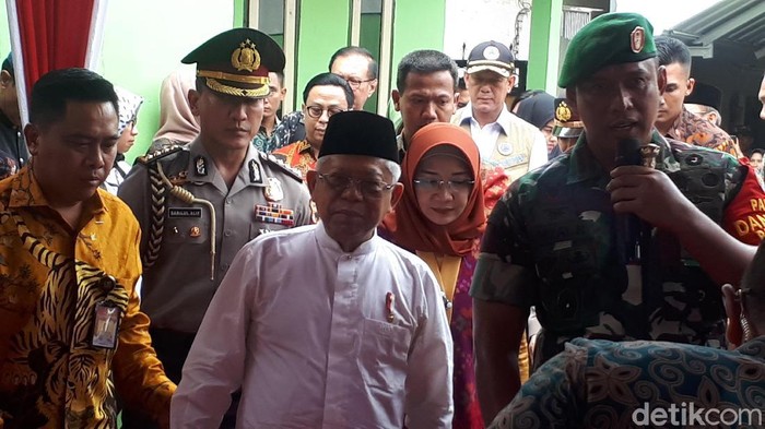 Wakil Presiden Maruf Amin meninjau rekonstruksi bangunan pascagempa di Nusa Tenggara Barat (NTB).