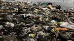 Duh! Sampah Plastik Cemari Laut di Makassar