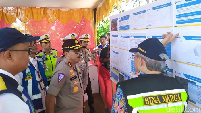 Kakorlantas Tinjau Longsor di Tol Cipularang KM 118