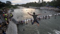 Data Kementerian PUPR, pembangunan cek dam Koto Tuo yang masuk dalam paket pembangunan pengendali sedimen dengan biaya Rp86 miliar tersebut, sudah bisa dimanfaatkan warga setempat sebagai objek wisata air sekaligus mengatasi masalah erosi dan sedimentasi sungai Batang Air Dingin.