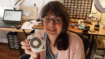 Justine Haupt, insinyur di Brookhaven National Library di New York, Amerika Serikat membuat ponsel yang aneh bentuknya (Justine Haupt/skysedge)