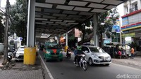 Para pengendara melintas di bawah proyek Teras Cihampelas yang mengkrak.