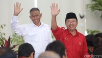 Calon yang dipanggil kemudian berdiri dan melambaikan tangan ke hadapan awak media.