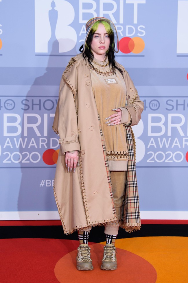 Hadir di Brit Awards 2020, Bille pun memilih busana keluaran label berbendera Inggris sebagai andalan. Maka Burberry, salah satu rumah mode terbesar dan tertua di Inggris, menjadi pilihan penyanyi muda asal Amerika Serikat tersebut. From head to toe. (Foto: Gareth Cattermole/Getty Images)