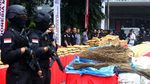 Tertunduk Malu, Lucinta Luna Dipamerkan di Polda Metro