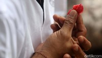 Ada juga yang sambil menjumput sekuntum bunga.