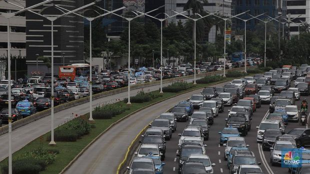 Suasana aktivitas pasar Nangka, Jakarta Pusat, Rabu (19/2). Komisi XI Dewan Perwakilan Rakyat (DPR) menyetujui usulan Menteri Keuangan Sri Mulyani untuk menerapkan cukai terhadap produk plastik secara keseluruhan, bukan hanya kantong plastik. Pasalnya, dari sebagian besar anggota berpandangan bahwa, apabila pemerintah ingin mengedepankan aspek lingkungan dan kesehatan, seharusnya cukai plastik bukan hanya ditunjukkan untuk kantong kresek saja. Tapi juga terhadap beberapa produk plastik lainnya, seperti minuman kemasan, kemasan makanan instan, dan lain sebagainya. Sri Mulyani juga mengajukan pengenaan beberapa produk kena cukai ke Komisi XI DPR. Salah satu barang yang akan kena cukai adalah kendaraan bermotor khususnya kendaraan yang masih mengeluarkan emisi CO2. Ketentuan yang akan diatur adalah, dikecualikan pada kendaraan:Kendaraan yang tak menggunakan BBM seperti kendaraan listrikKendaraan umum, kendaraan pemerintah, kendaraan keperluan khusus seperti ambulan dan damkarKendaraan untuk kebutuhan eksporBerdasarkan bahan Kementerian Keuangan (Kemenkeu) yang diterima CNBC Indonesia, belum ada besaran tarif yang diusulkan. Besaran tarif dapat berubah tergantung tujuan dari kebijakan pemerintah. (CNBC Indonesia/Muhammad Sabki)