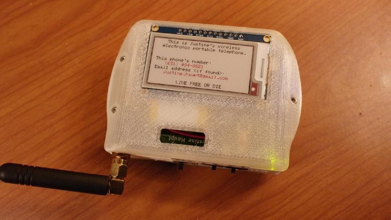 Ponsel Nomor Putar Paling Aneh Sedunia buatan insinyur Justine Haupt dari Amerika