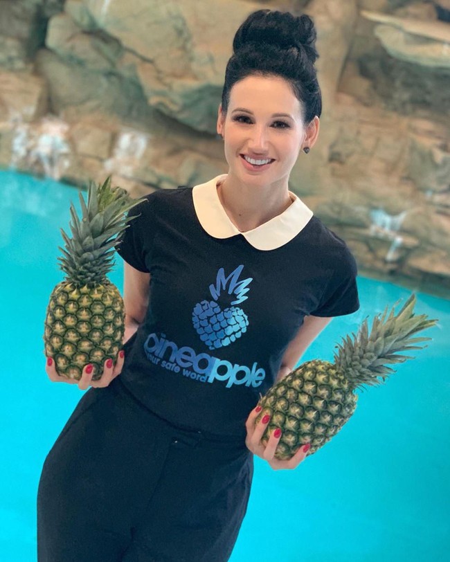 Semasa hidupnya, Amie pernah menulis artikel tentang seks di beberapa majalah. Sebuah buku juga berhasil ditelurkannya, yakni  “The New Sex Bible for Women yang dirilis pada 2014. Perempuan bergelar PhD ini juga aktif terlibat dalam sebuah yayasan amal Pineapple Support Services yang memberikan konsultasi murah terkait kesehatan mental bagi pemain film dewasa. (Foto: Instagram/@dramieharwick)