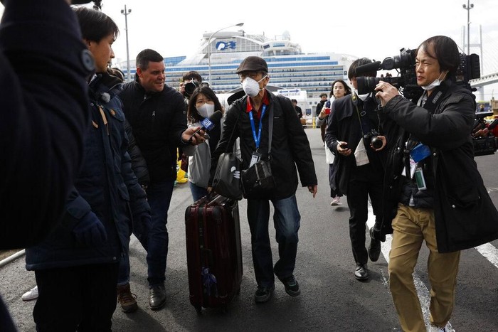 Penumpang Kapal Pesiar di Jepang yang Negatif Corona Turun dari Kapal Sejumlah orang yang dinyatakan negatif virus corona mulai turun dari kapal pesiar yang dikarantina di Jepang. Proses karantina itu diketahui berakhir hari ini.