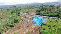 Tanah nampak berwarna cokelat kemerahan. Longsoran ini terjadi di dekat persawahan terasiring. (Dok NTMC Polri)