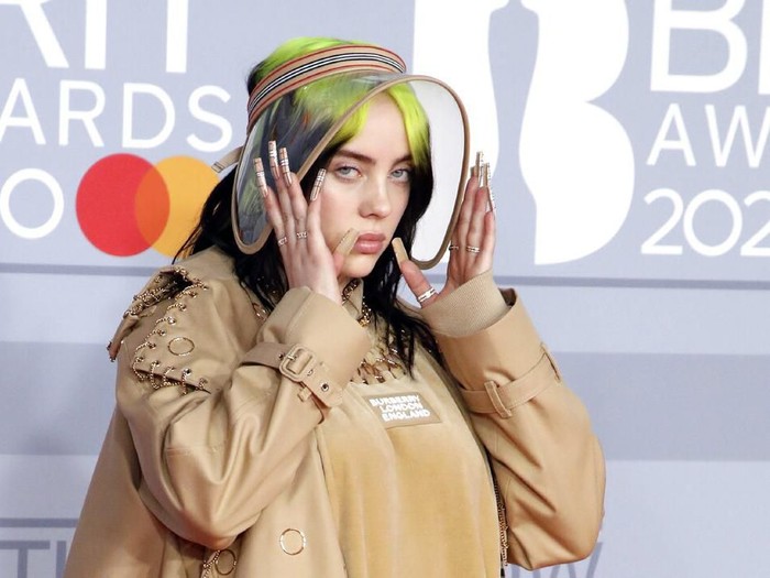 Billie Eilish di Brit Awards 2020 Billie Eilish and Finneas OConnell pose for photographers upon arrival at Brit Awards 2020 in London, Tuesday, Feb. 18, 2020.(Photo by Vianney Le Caer/Invision/AP)