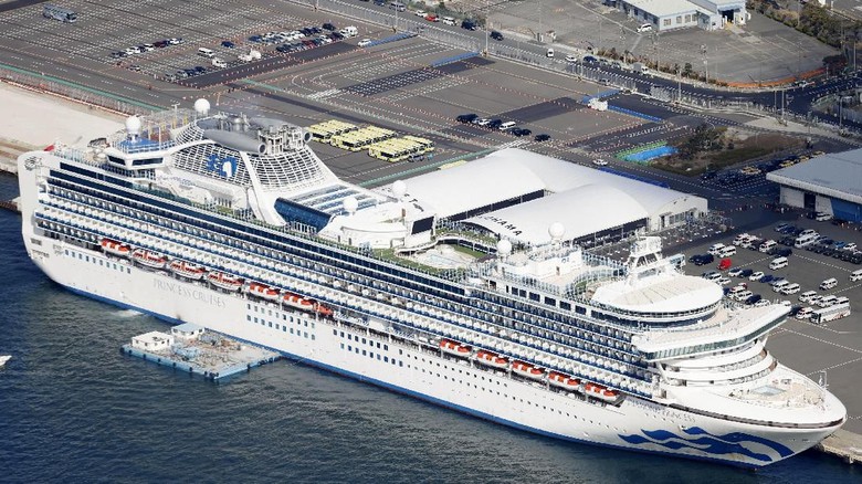 Sedikitnya 542 kasus virus corona muncul di dalam kapal pesiar Diamond Princess yang selesai dikarantina otoritas Jepang pada Rabu (19/2) waktu setempat The quarantined Diamond Princess cruise ship is anchored at a port in Yokohama, near Tokyo Wednesday, Feb. 19, 2020. The passengers tested negative for COVID-19 will start disembarking Wednesday. (Yuta Omori/Kyodo News via AP)