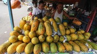 Salah satunya pepaya dan duku yang digemari sejumlah masyarakat.