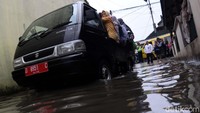 Pemukiman Derawati, Kecamatan Gedebage, Kota Bandung terendam banjir. Hal tersebut mengganggu aktivitas warga. Banjir akibat luapan anak Sungai Cinambo itu juga merendam akses jalan di pemukiman tersebut.