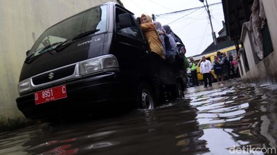 Jalan Terendam Banjir, Siswa TK Diangkut Pick Up