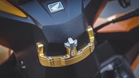 Sementara peleknya menggunakan pelek aluminium 8 palang, lansiran Racing Boy yang dicat warna oranye. Sementara Shock absorber belakang dari merek Matris dengan tank olinya. Foto: Ha Phi Bao/2banh.vn