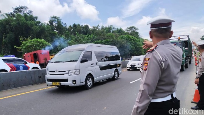 Polisi terapkan rekayasa arus Lalu lintas di Tol Cipularang