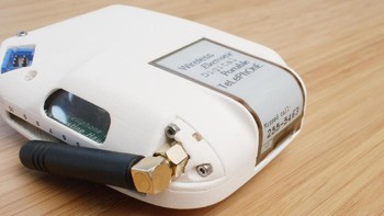 Ponsel ini memakai ATmega2560v mainboard dan FONA 3G untuk menangkap sinyal dengan antena Quad-band GSM (Justine Haupt/skysedge)