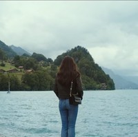 Gaya casual lainnya diperlihatkan Yoon Se Ri saat berada di Swiss, untuk menunggu datangnya Ri Jyeong Hyeok. Jaket kulit dan jeans apik berpadu dengan shoulder bag model klasik Marni Trunk Bag. Tas ini dibanderol seharga USD 1562 atau sekitar Rp 21,4 juta. Foto: Dok. tvN