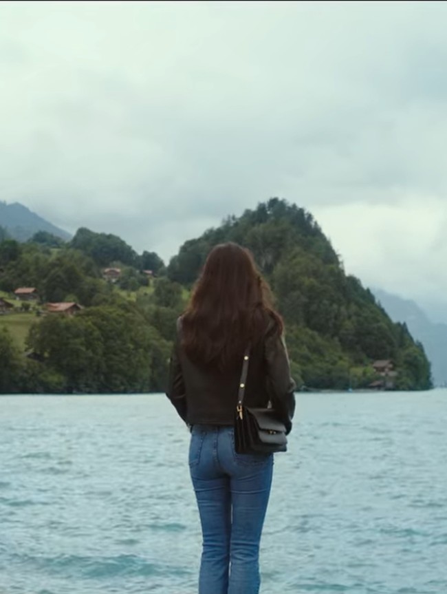 Gaya casual lainnya diperlihatkan Yoon Se Ri saat berada di Swiss, untuk menunggu datangnya Ri Jyeong Hyeok. Jaket kulit dan jeans apik berpadu dengan shoulder bag model klasik Marni Trunk Bag. Tas ini dibanderol seharga USD 1562 atau sekitar Rp 21,4 juta. Foto: Dok. tvN