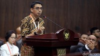 Akedemisi hukum tata negara dari Universitas Gadjah Mada, Zainal Arifin Muchtar hadir dalam sidang uji formil UU KPK yang digelar di Mahkamah Konstitusi, Rabu (19/2/2020).