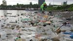 Duh! Sampah Plastik Cemari Laut di Makassar
