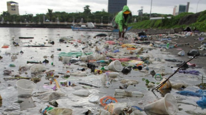 Sampah plastik tampak menumpuk di kawasan pantai CPI Makassar. Keberadaan sampah-sampah plastik itu berbahaya karena dapat cemari ekosistem laut di pantai itu.