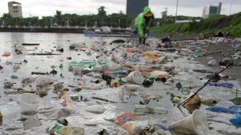 Sampah plastik tampak menumpuk di kawasan pantai CPI Makassar. Keberadaan sampah-sampah plastik itu berbahaya karena dapat cemari ekosistem laut di pantai itu.