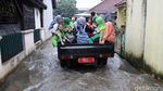 Jalan Terendam Banjir, Siswa TK Diangkut Pick Up
