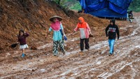 Jalan penghubung menuju Kabupaten Bogor tersebut kondisinya rusak dan berlumpur sehingga sangat menyulitkan aktivitas pelajar, petani serta warga lainya yang melintas, mereka sangat berharap Pemda setempat bisa secepatnya melakukan perbaikan.