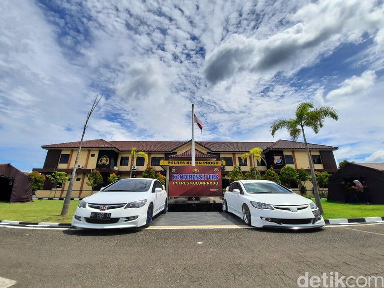 Konferensi pers balapan mobil di Underpass Bandara Kulon Progo Yogyakarta Konferensi pers balapan mobil di Underpass Bandara Kulon Progo Yogyakarta