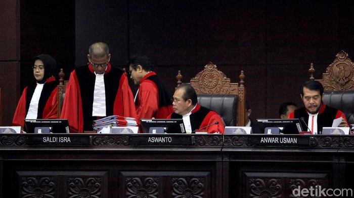 Dua orang ahli dihadirkan untuk menjadi saksi dalam sidang lanjutan Uji Formil UU KPK. Dua orang ahli itu yakni Zainal Arifin Mochtar dan Bivitri Susanti.