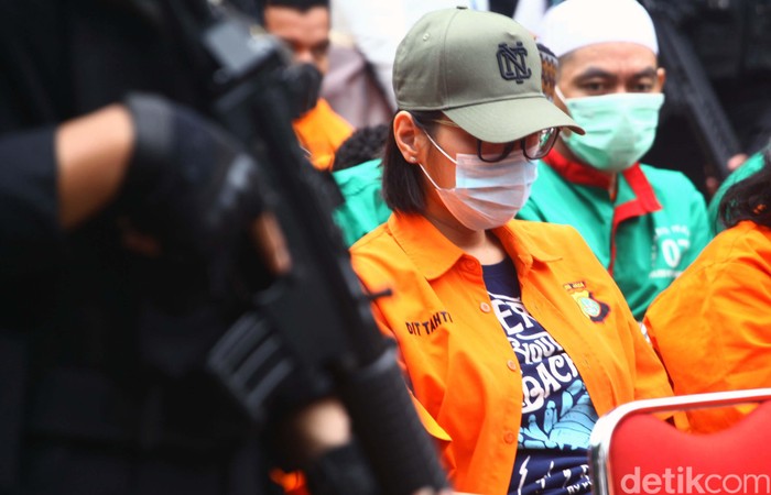 Tertunduk Malu, Lucinta Luna Dipamerkan di Polda Metro Lucinta Luna dan sejumlah tersangka lainnya dihadirkan saat pemusnahan narkoba di Polda Metro Jaya. Dia tampak memakai topi dan tertunduk lesu.